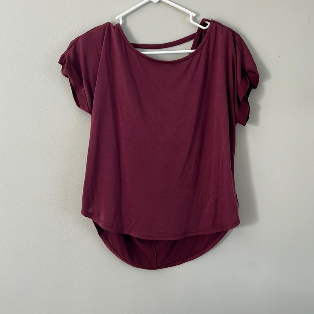 Short sleeve T-shirt scooped back